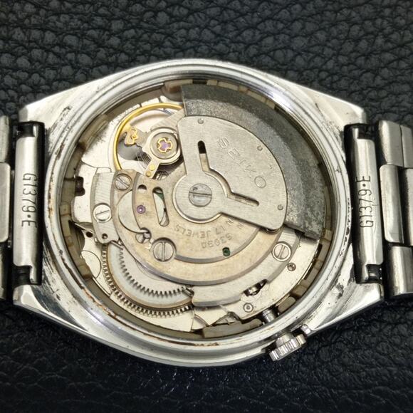 Vintage 1973 Seiko Automatic Mens Silver Watch W/daydate & Blue accents - Picture 9 of 10